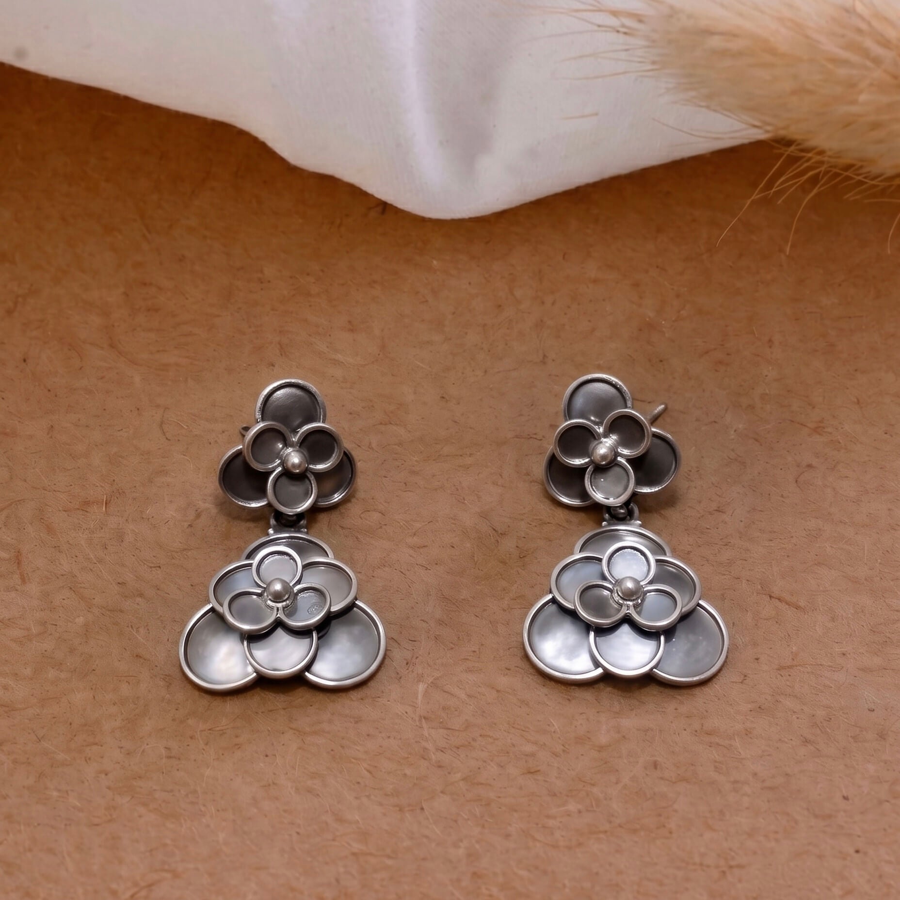 Pushp Aakar Silver Earrings