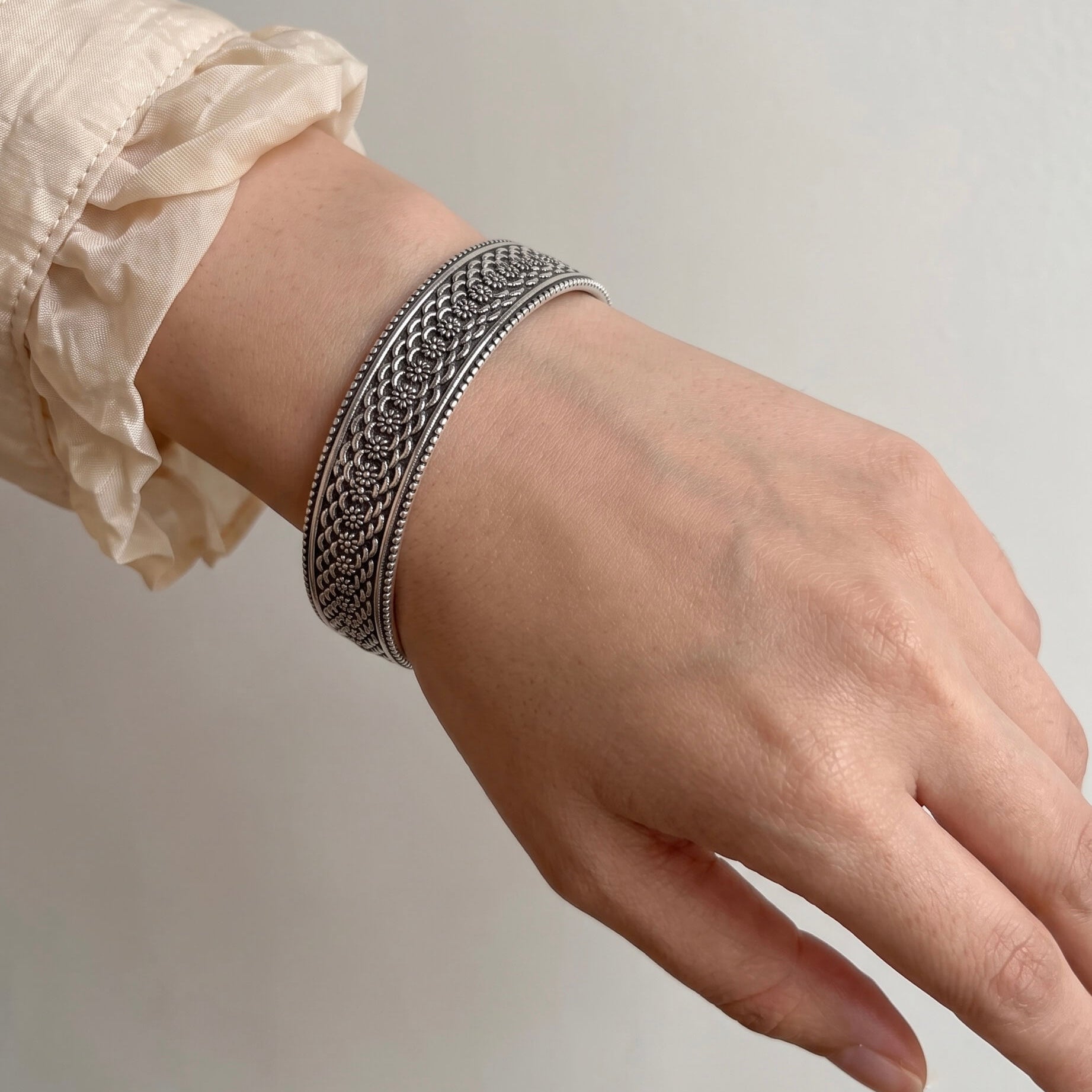 avnika silver bangle