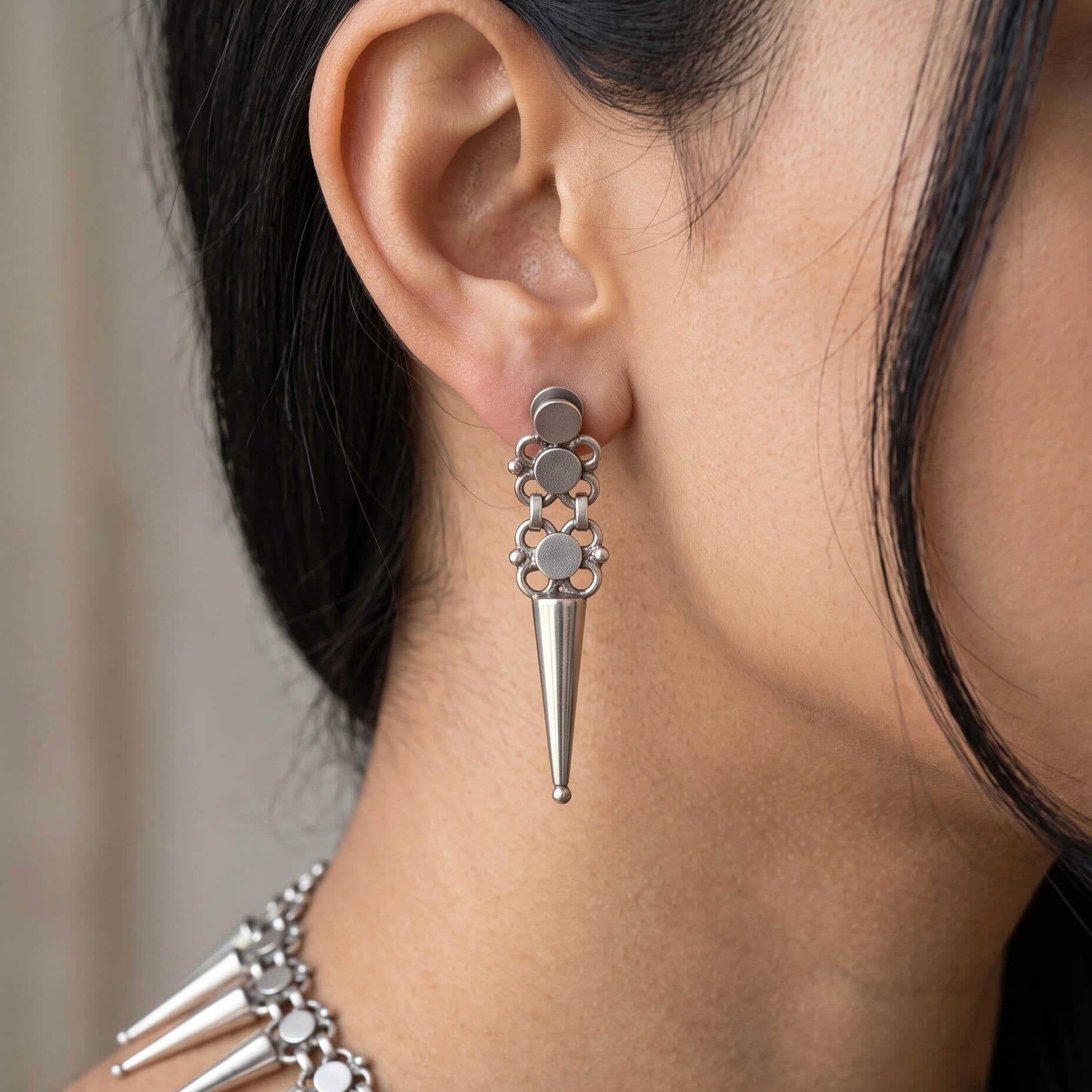 Taruni Silver Spike Choker