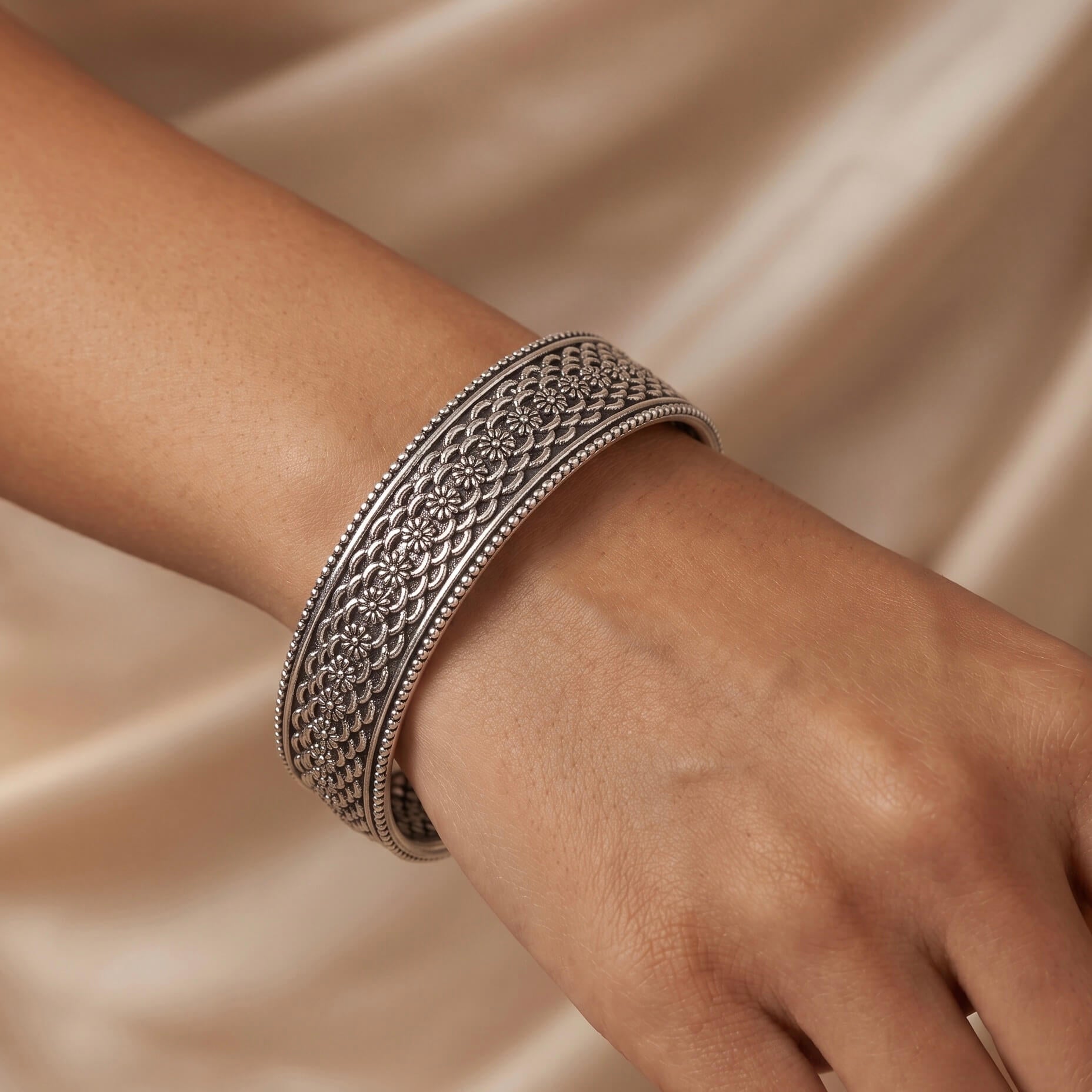 avnika silver bangle