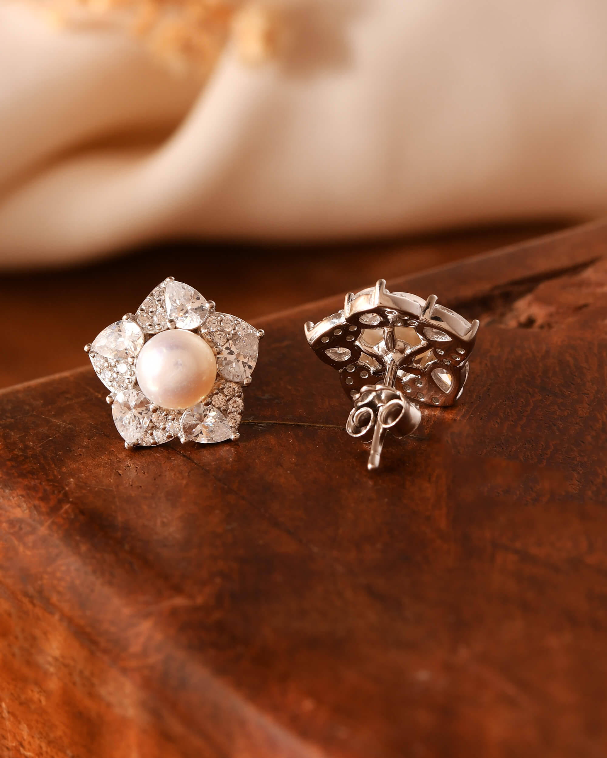 Studs with pearl - 925 Silver Jewellery Meera Jaipur