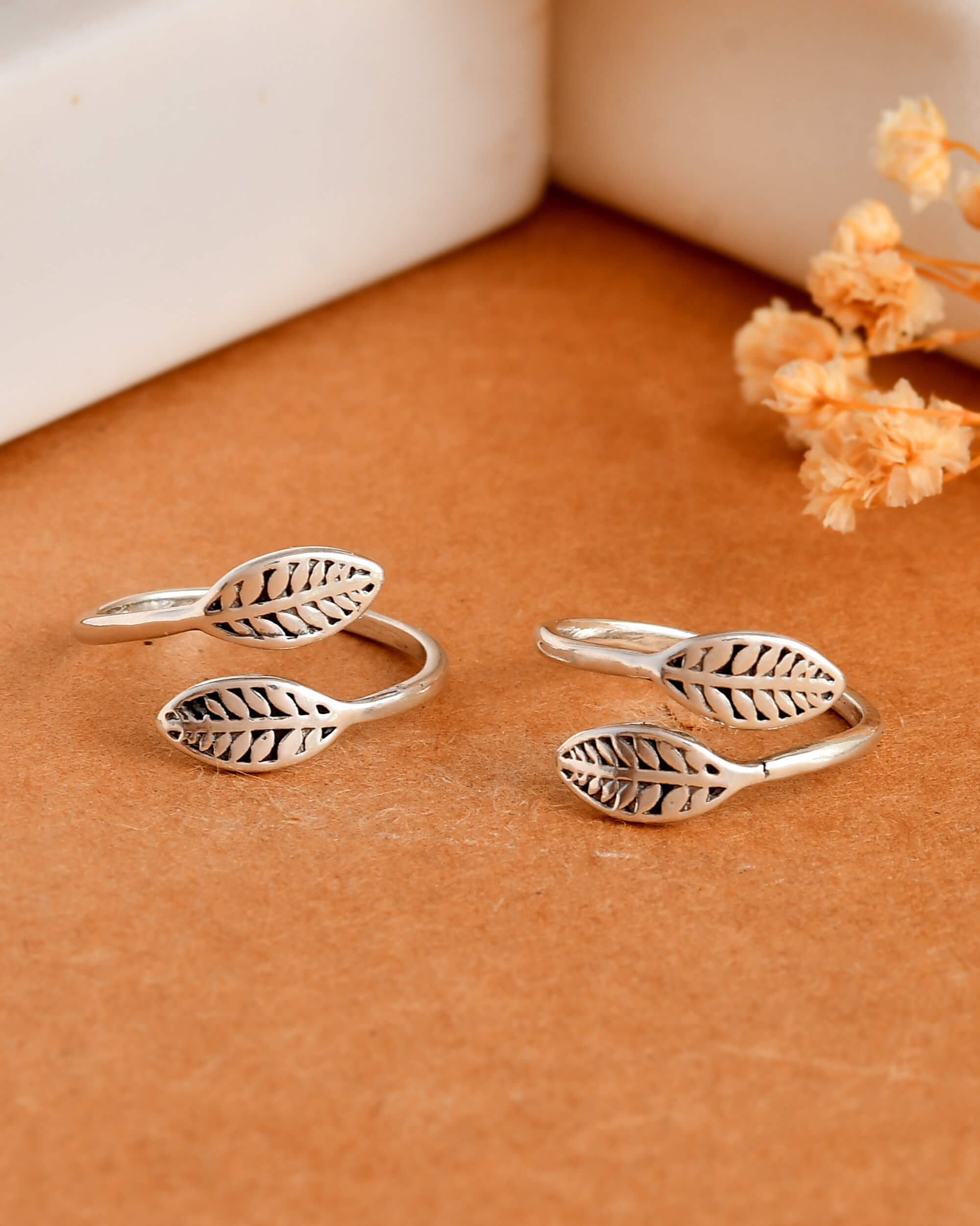 Flower silver toe ring - 925 Silver Jewellery Meera Jaipur
