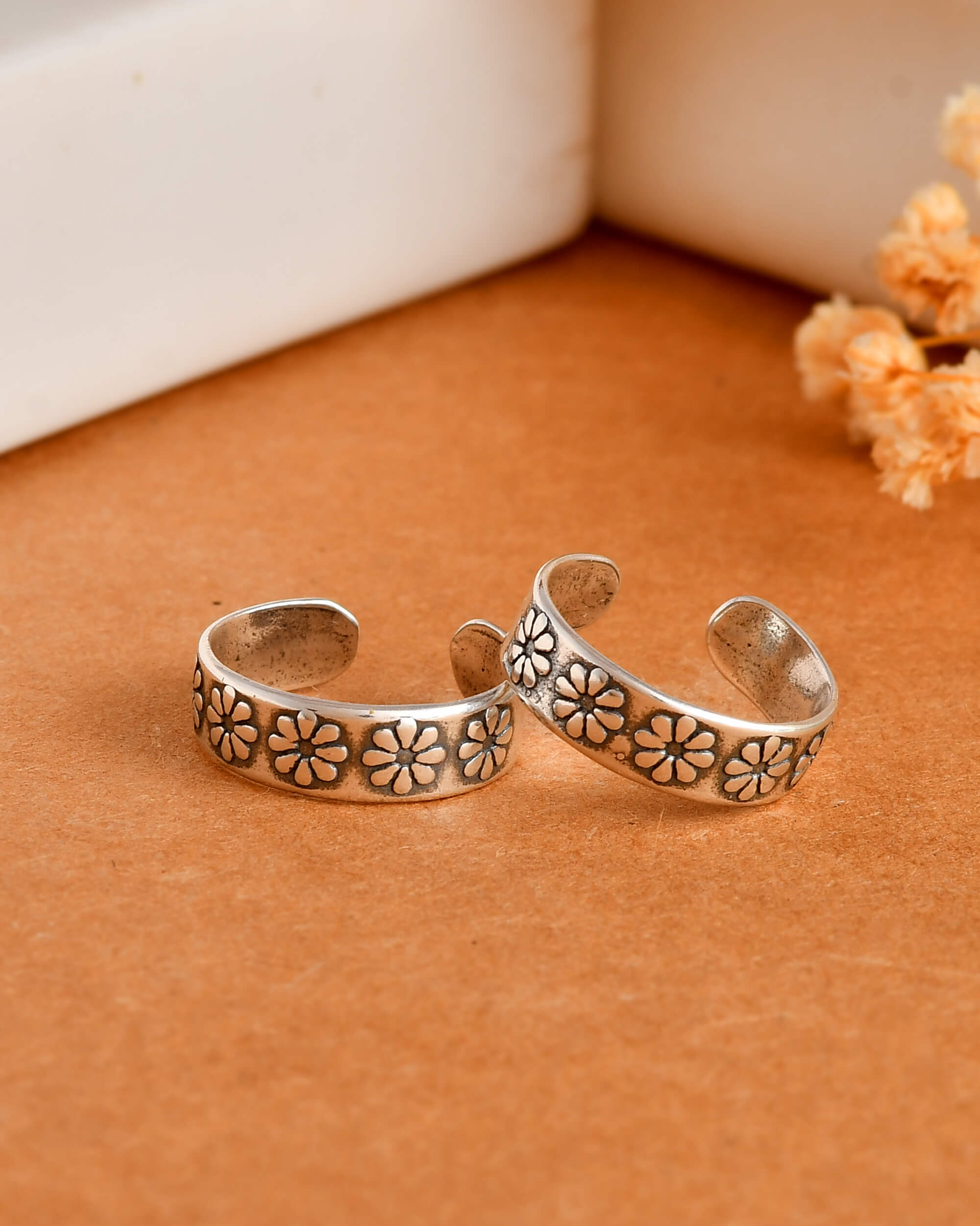 Pushpa silver toe ring - 925 Silver Jewellery Meera Jaipur