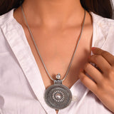 Niyaa long necklace