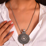Niyaa long necklace